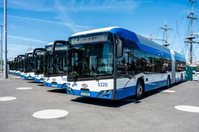Prezentacja nowych elektrycznych autobusów przegubowych w Gdyni