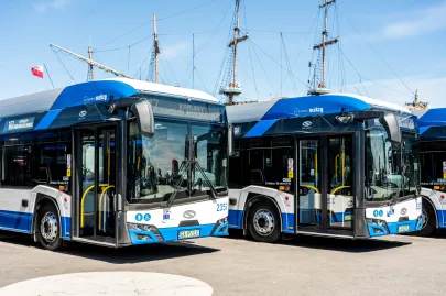 Prezentacja nowych elektrycznych autobusów przegubowych w Gdyni