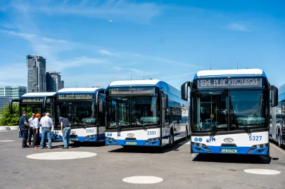 Prezentacja nowych elektrycznych autobusów przegubowych w Gdyni