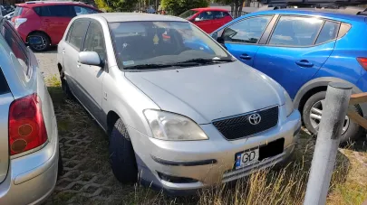 Wrastające w powierzchnię parkingu samochody na Zaspie