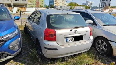 Wrastające w powierzchnię parkingu samochody na Zaspie