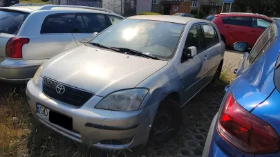 Wrastające w powierzchnię parkingu samochody na Zaspie