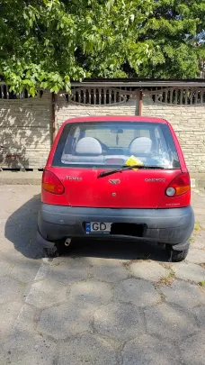 Wrastające w powierzchnię parkingu samochody na Zaspie