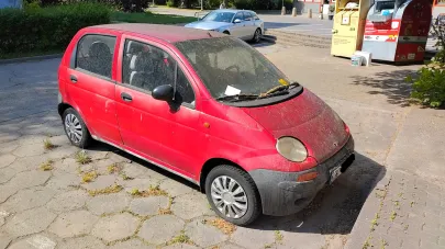 Wrastające w powierzchnię parkingu samochody na Zaspie