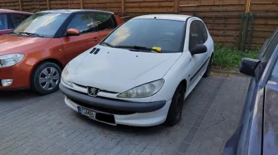 Wrastające w powierzchnię parkingu samochody na Zaspie