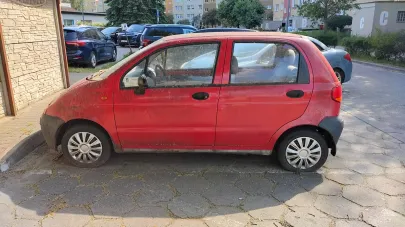 Wrastające w powierzchnię parkingu samochody na Zaspie