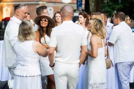 The White Evening - Grand Opening w André Grand