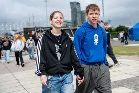 Fani przed koncertem OKI-ego na Molo Południowym w Gdyni