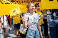 XXVII Światowy Zjazd Kaszubów - uroczysty przemarsz ulicami Gdyni ze 100-metrową flagą Kaszub