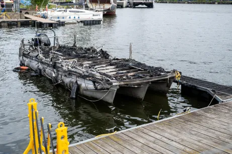 Spalone łódki w marinie przy Stoczni Cesarskiej