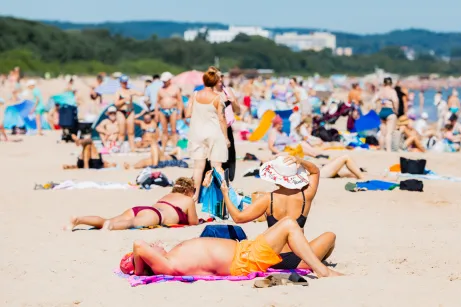 Upalny dzień na plaży w Brzeźnie