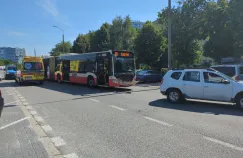 Zderzenie autobusu 199 z samochodem na ul. Kaczyńskiego