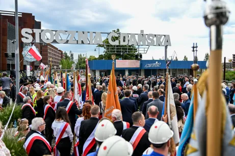 Uroczyste obchody 46. rocznicy podpisania Porozumień Sierpniowych i powstania NSZZ „Solidarność" - Złożenie kwiatów pod bramą Stoczni Gdańskiej