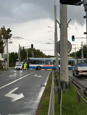 Trolejbus zablokował al. Zwycięstwa