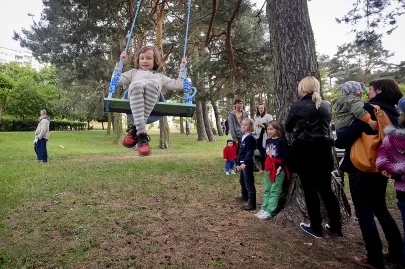 Akcja "Bujaj się", rozwieszanie huśtawek na trasie Streetwaves