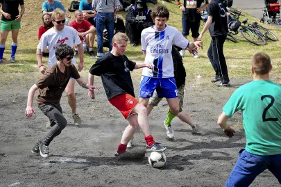 Mecz piłkarski z udziałem trójmiejskich pisarzy i muzyków