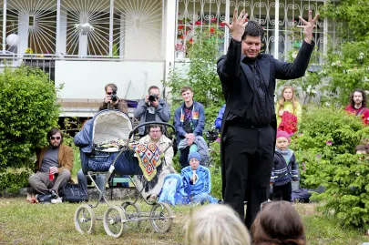 Szklanka na pająki, inscenizacja z koncertem