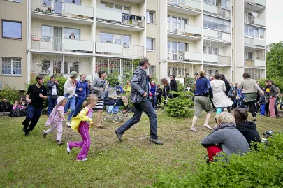 Szklanka na pająki, inscenizacja z koncertem