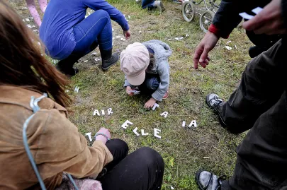 Szklanka na pająki, inscenizacja z koncertem