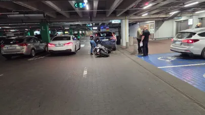 Zderzenie auta i motocykla na parkingu IKEA