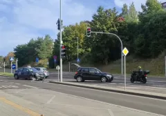 Zderzenie dwóch aut na skrzyżowaniu