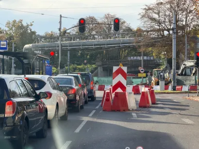 Remont nad torami na Hallera i robią się korki