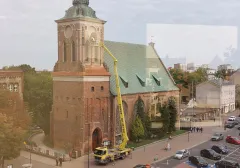 Montują zegary na kościele św. Barbary