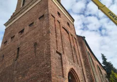 Montaż zegarów na kościele Świętej Barbary