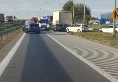 Karetka pod prąd na obwodnicy przy Matarni