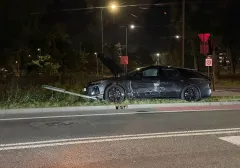 Auto uderzyło w znak na Kokoszkach
