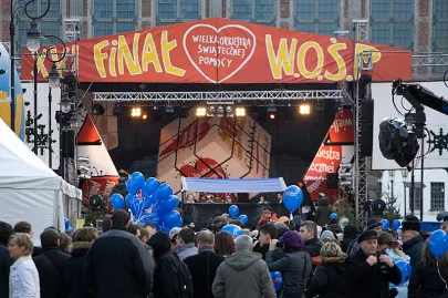 Wielka scena Gdańskiego Finału WOŚP pod Zieloną Bramą