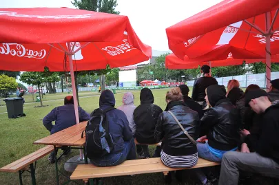 Kibice pod parasolami