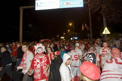 kibice opuszczają strefę