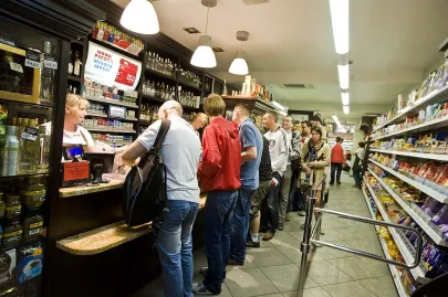 kolejki w punktach gastronomicznych i monopolach
