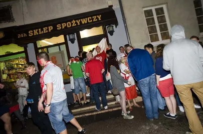 kolejki w punktach gastronomicznych i monopolach