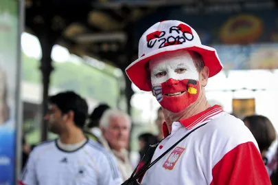 Kibice udają się na stadion w Letnicy