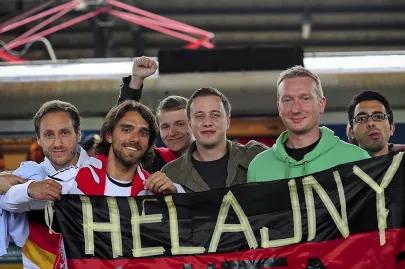 Kibice udają się na stadion w Letnicy