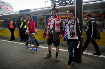 Kibice udają się na stadion w Letnicy