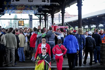 Kibice udają się na stadion w Letnicy