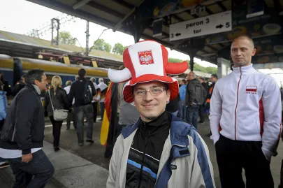 Kibice udają się na stadion w Letnicy