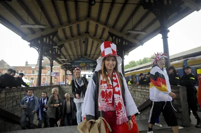 Kibice udają się na stadion w Letnicy