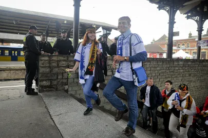 Kibice udają się na stadion w Letnicy