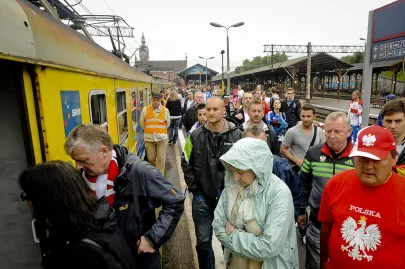 Kibice udają się na stadion w Letnicy