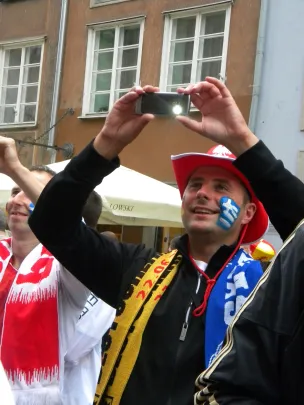 kibic fotografuje