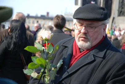 Pod pomnikiem Poległych Stoczniowców