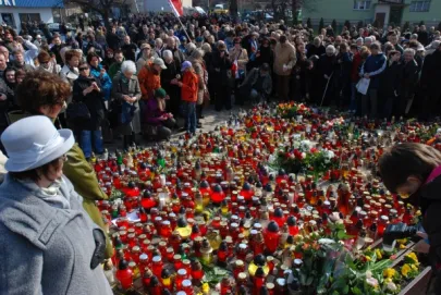 Pod pomnikiem Poległych Stoczniowców