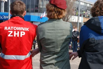 Pod pomnikiem Poległych Stoczniowców