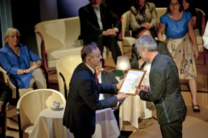Nagroda osobna dla Mieczysława Porębskiego. Nagrodę odbiera syn Jerzy Porębski.