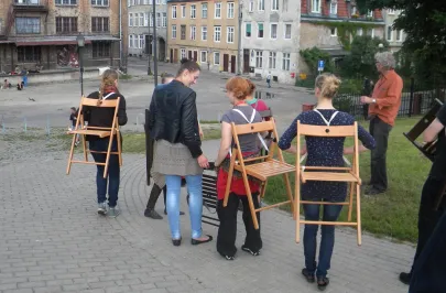 z krzesłami na plecach