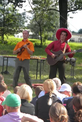 Hiszpanie grają i śpiewają